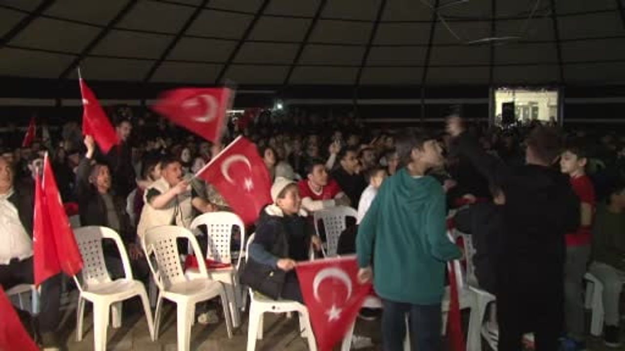 Fatih'te Dünya Kupası coşkusu: Mahallede birlik ve izleme kültürü öne çıkıyor