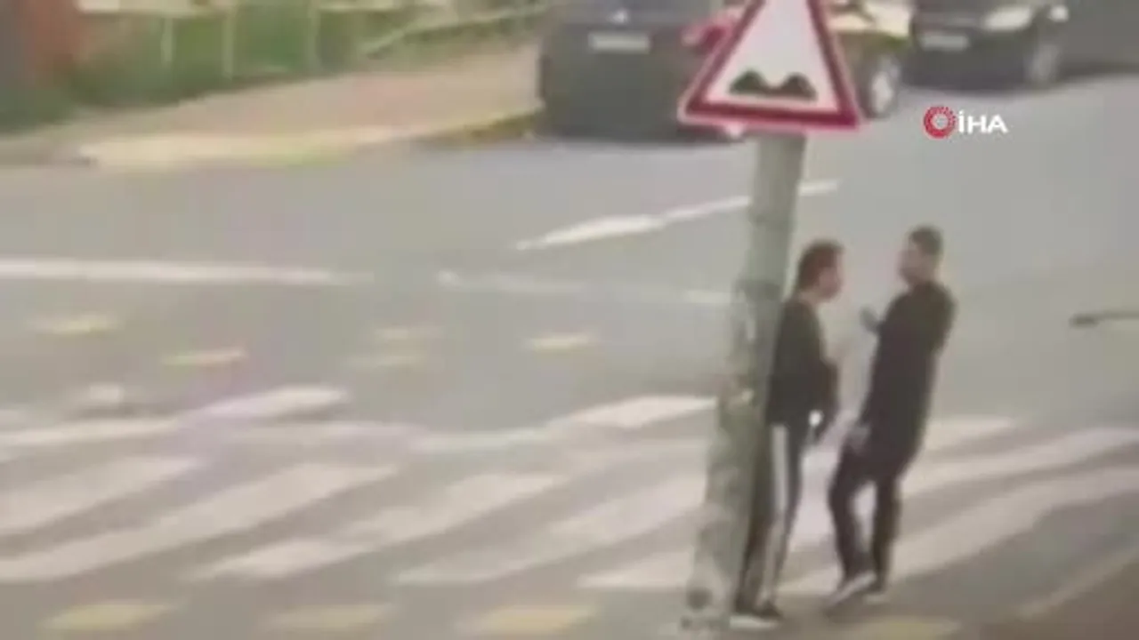 Fatih'te kurye cinayeti: Şüphelilerin taksiyle kaçış anı kamerada, 3 kişi adliyeye sevk edildi