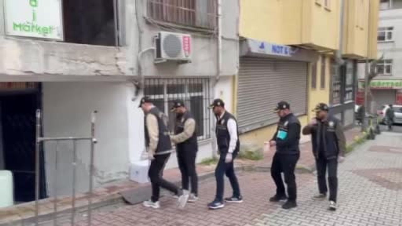 Fatih'te sahte altın atölyesine operasyon: 1 şüpheli gözaltında, 472 sahte altın ele geçirildi