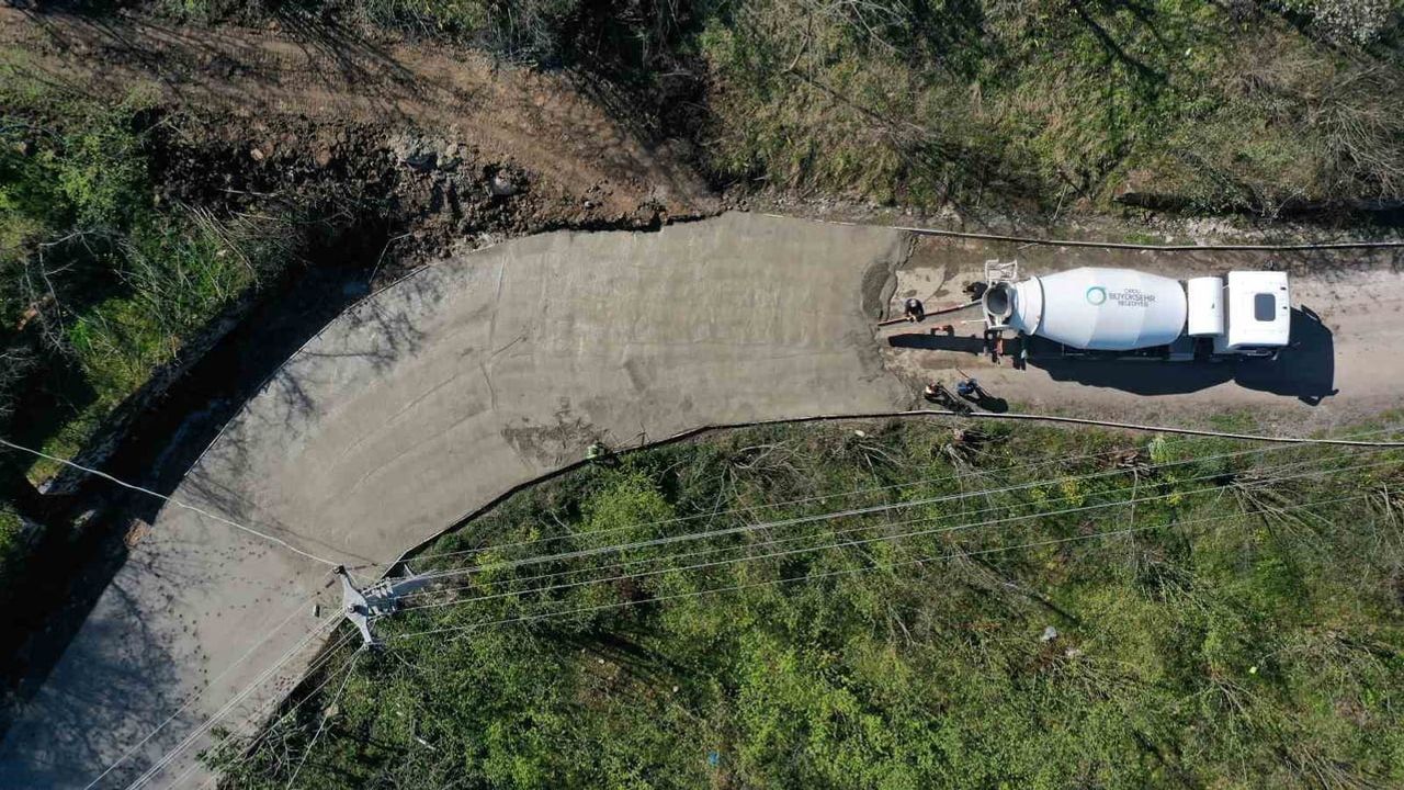 Fatsa’da 25 yıllık yol sorunu, Ordu Büyükşehir Belediyesi’nin beton yol çalışmasıyla çözülüyor