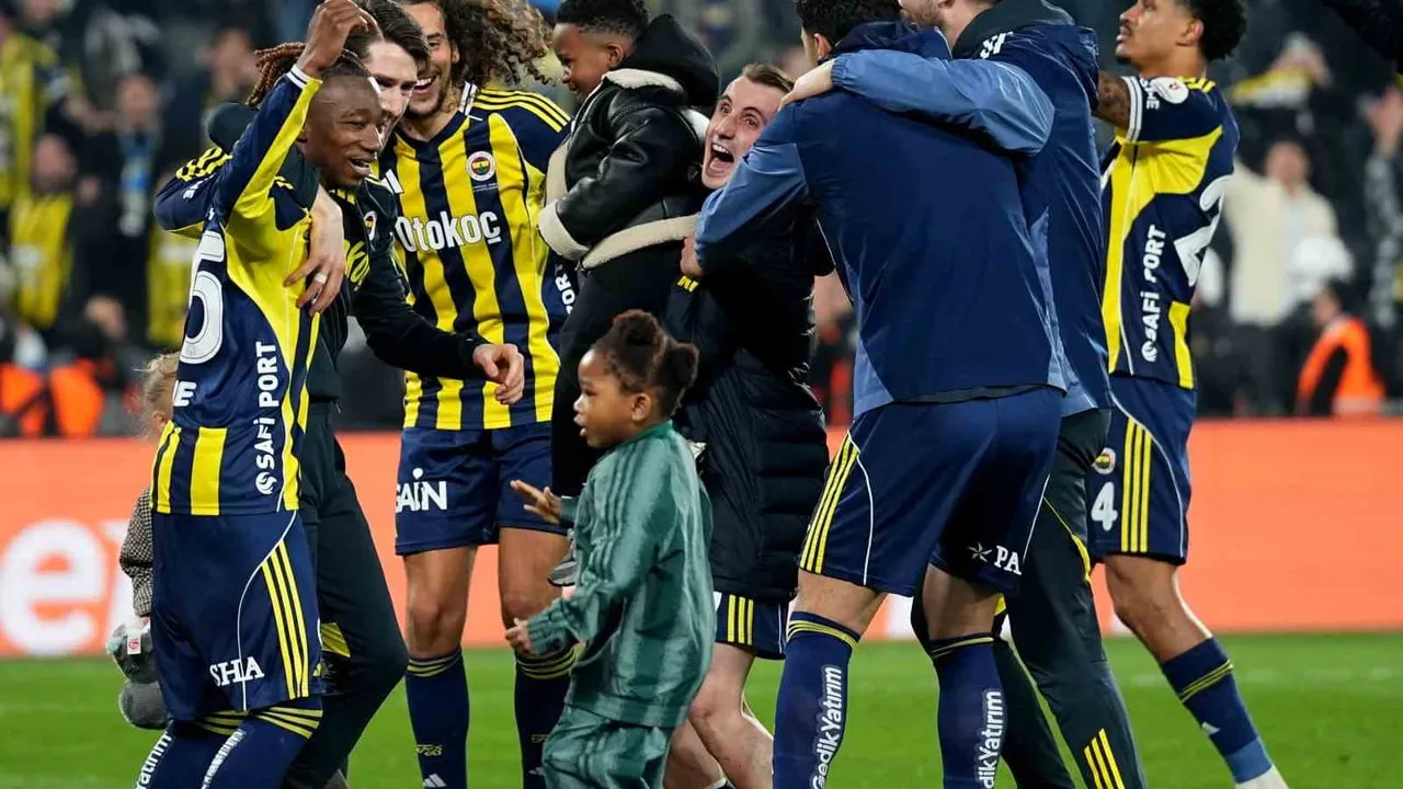 Fenerbahçe, Beşiktaş derbisini 1-0 kazandı; oyuncular ve teknik heyet taraftarlarla kutladı