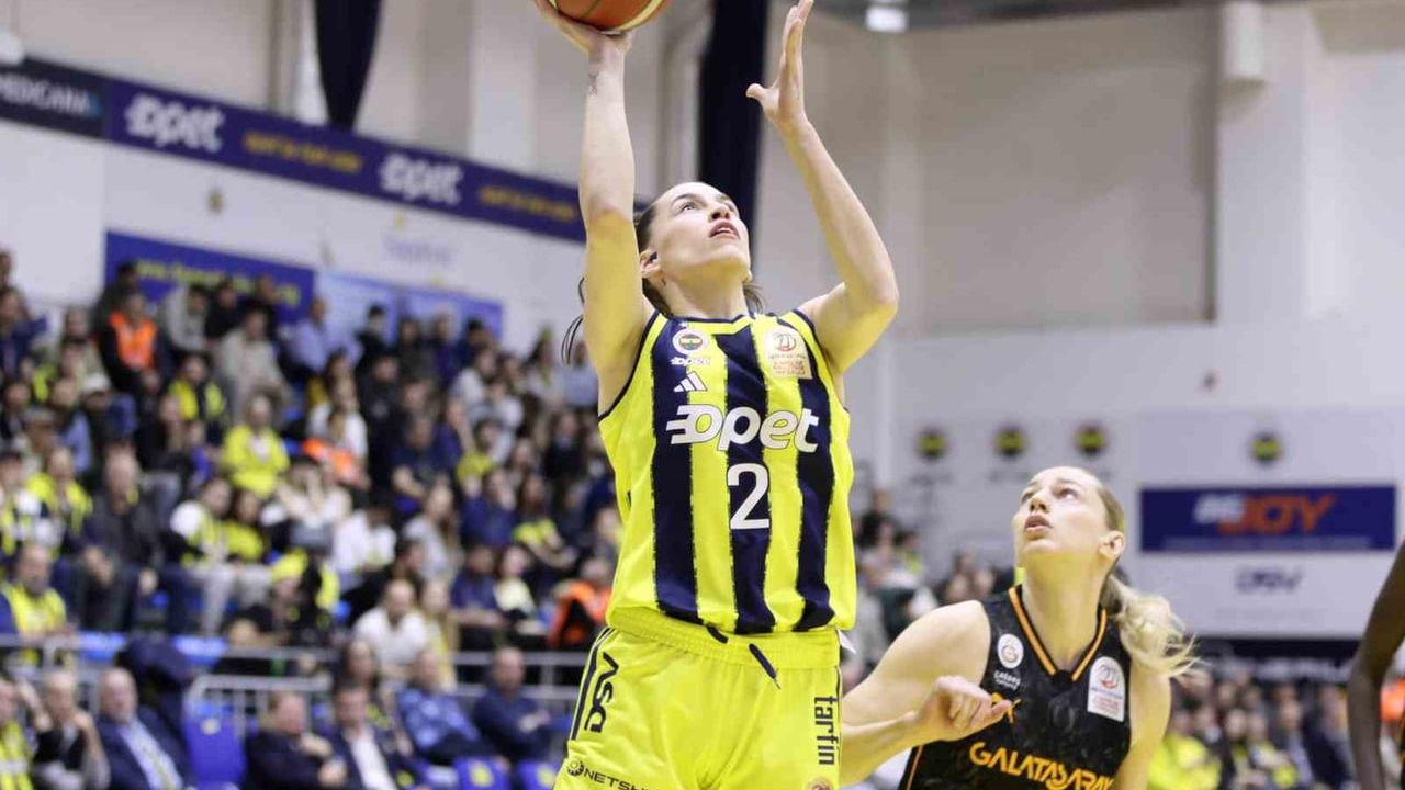 Fenerbahçe Opet, Play-Off Final ikinci maçını 77-75 kazanarak seride 2-0 öne geçti