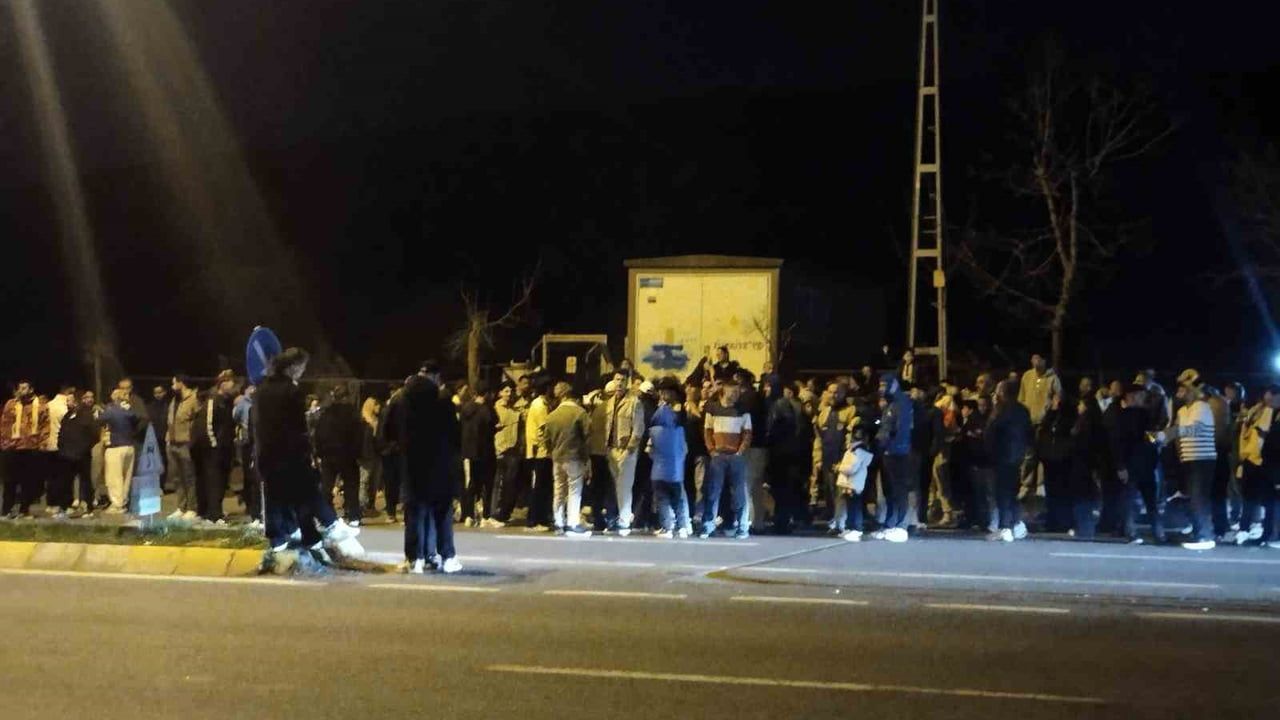 Fenerbahçeli taraftarlar Samandıra’da Beşiktaş galibiyetini kutladı