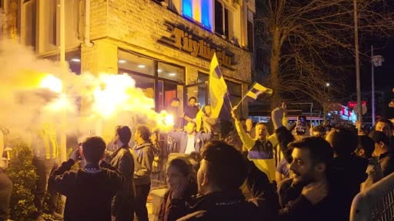 Fenerbahçeli Taraftarlar Şükrü Saracoğlu Çevresinde Derbi Galibiyetini Kutladı