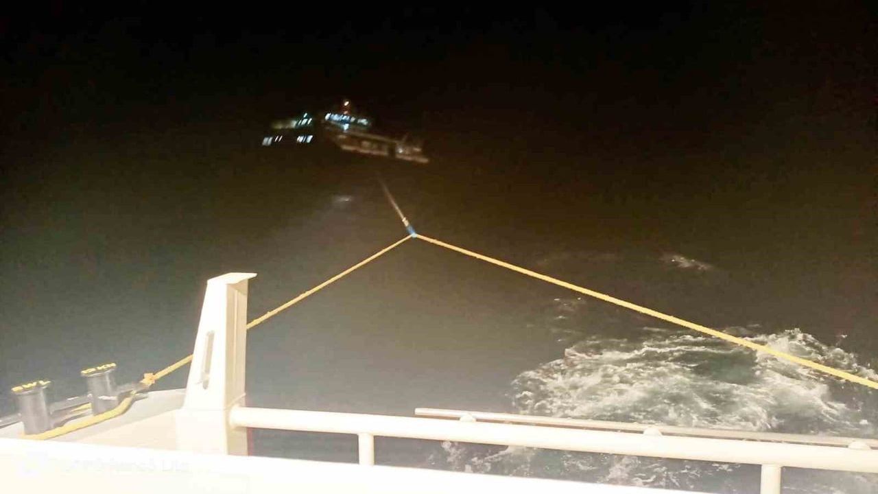 Fethiye açıklarında makine arızası yaşayan 31 metrelik tekne Kıyı Emniyet tarafından kurtarıldı
