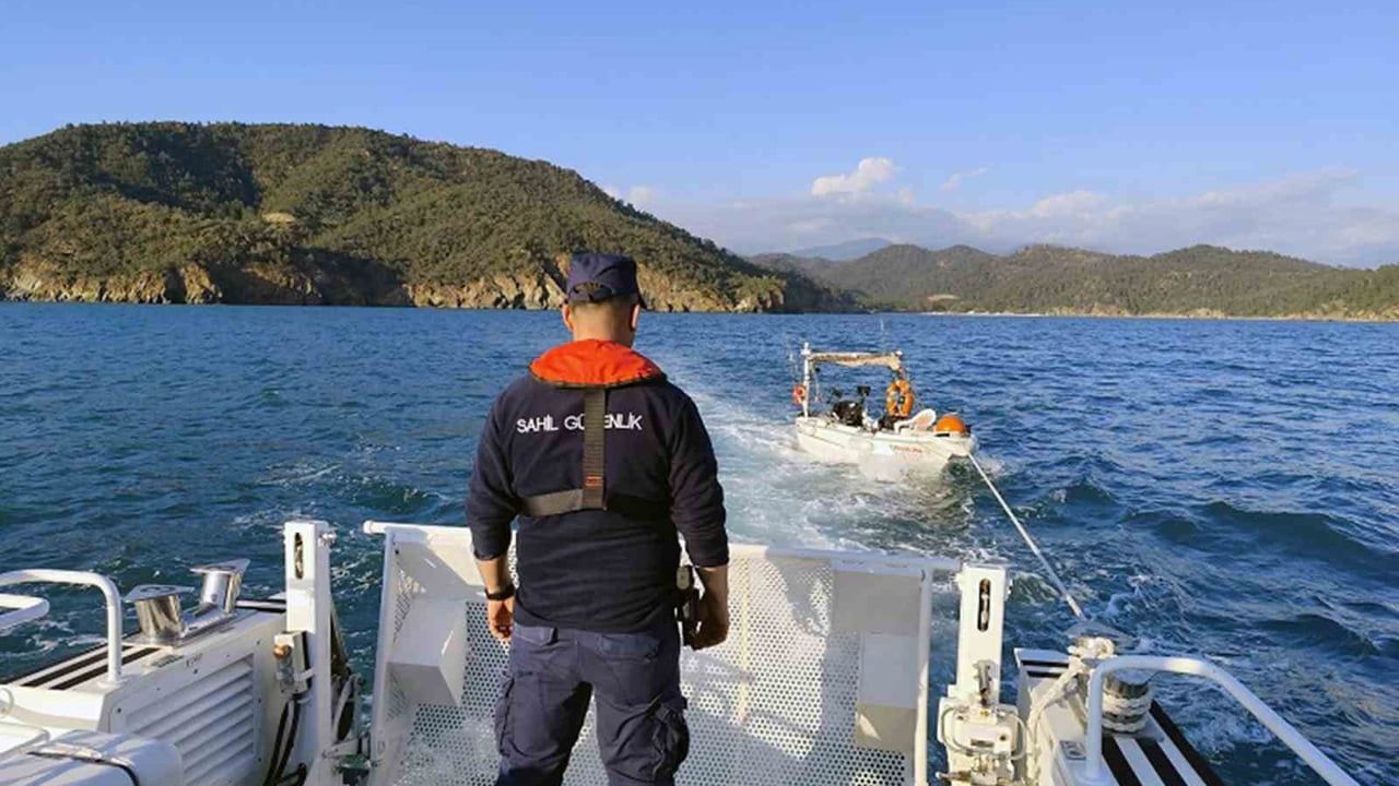 Fethiye açıklarında sürüklenen fiber tekne Sahil Güvenlik tarafından kurtarıldı