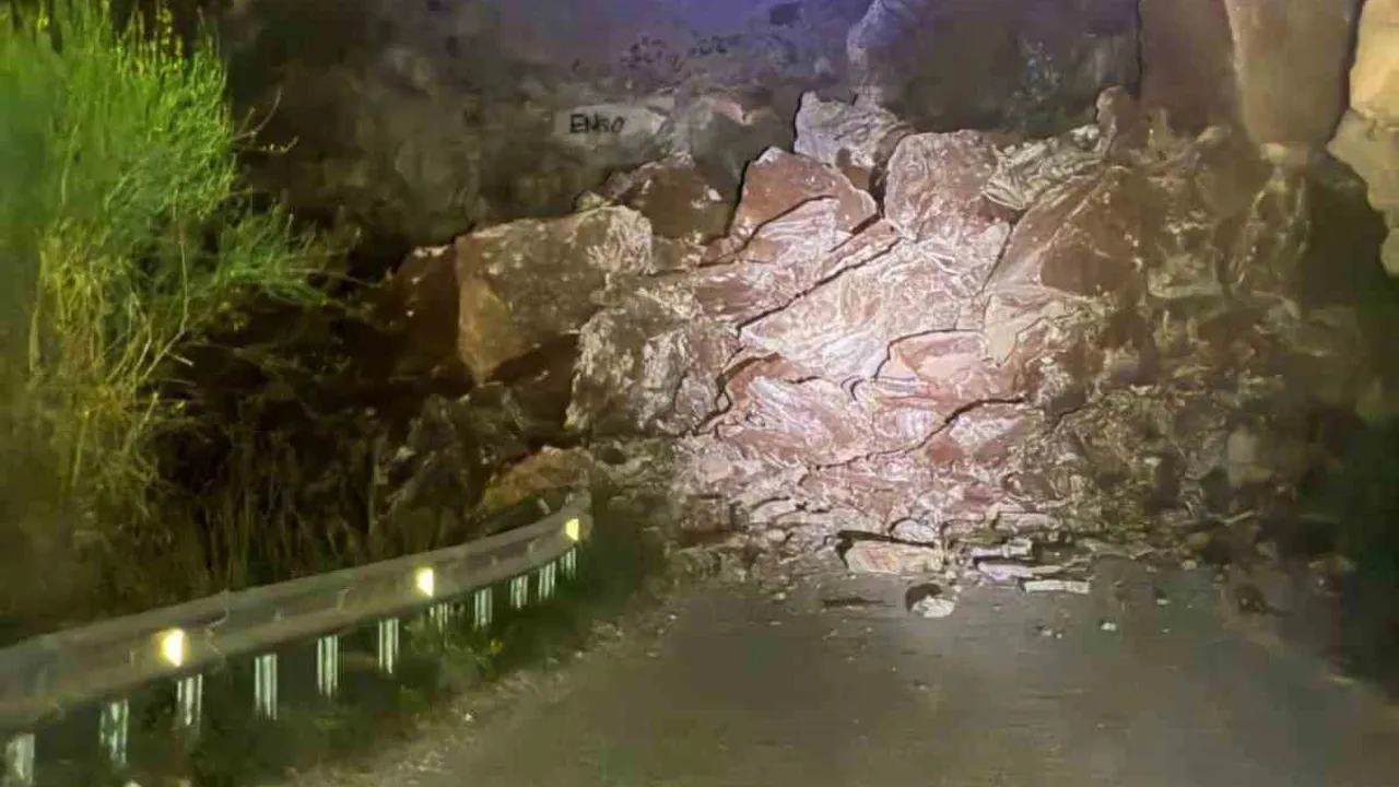 Fethiye'de Faralya yolunu kapatan kaya düşmesi