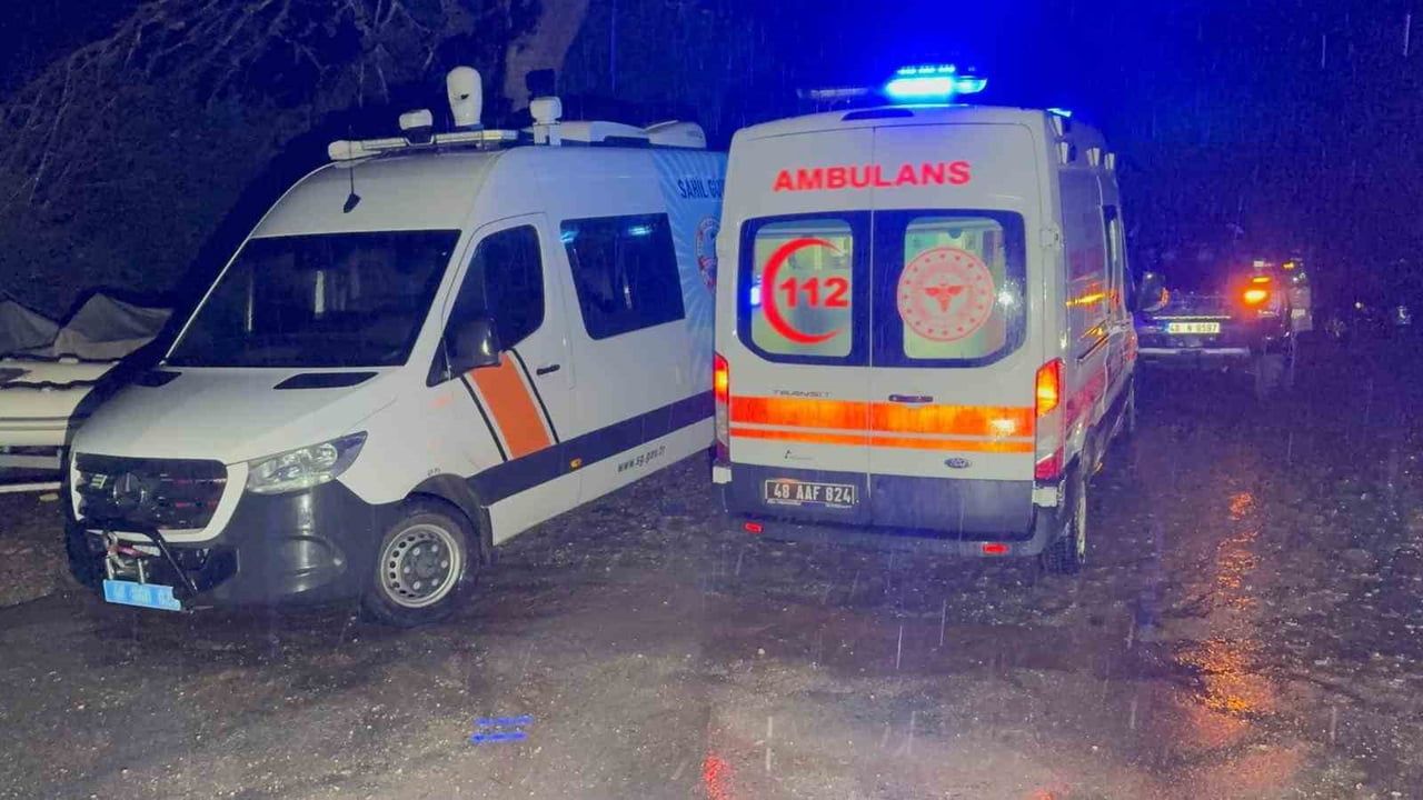 Fethiye’de kayalıklara çarpan tekne battı: 6 kişi kurtarıldı, 1 kişi kayıp