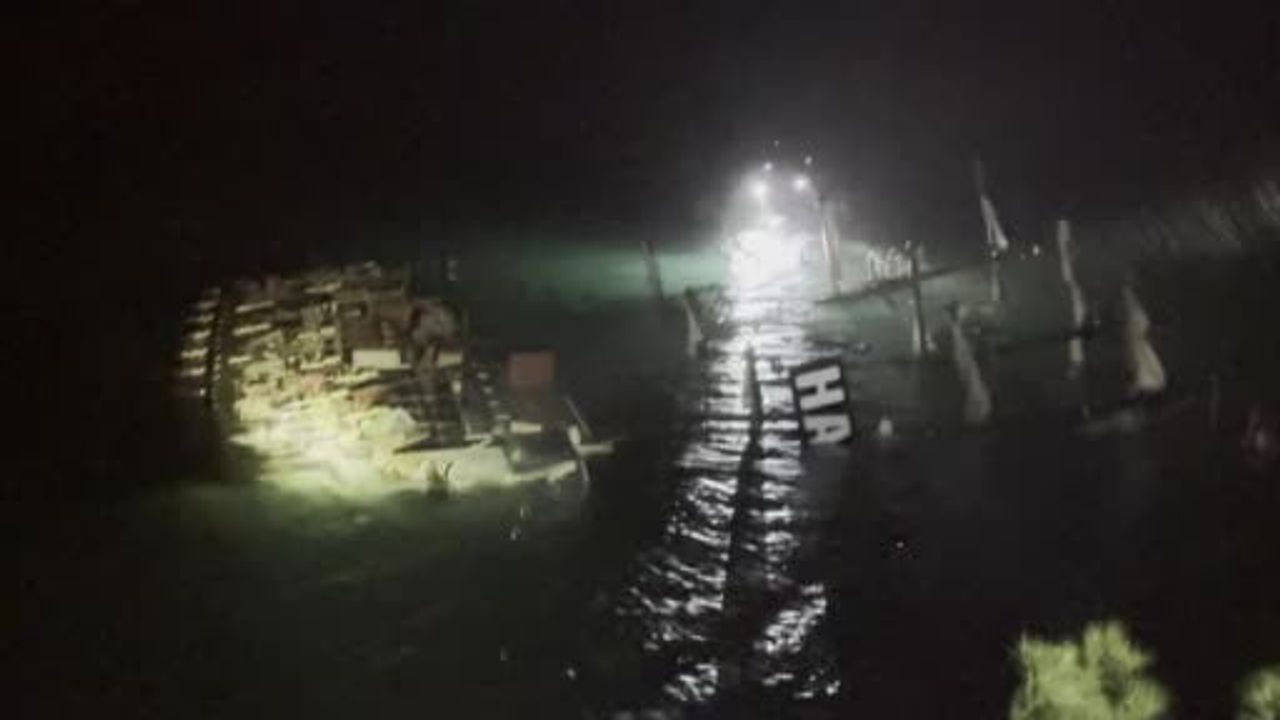 Fethiye Kumburnu'nda tekne kayalıklara çarparak battı: 6 kişi kurtarıldı, 1 kişi kayıp