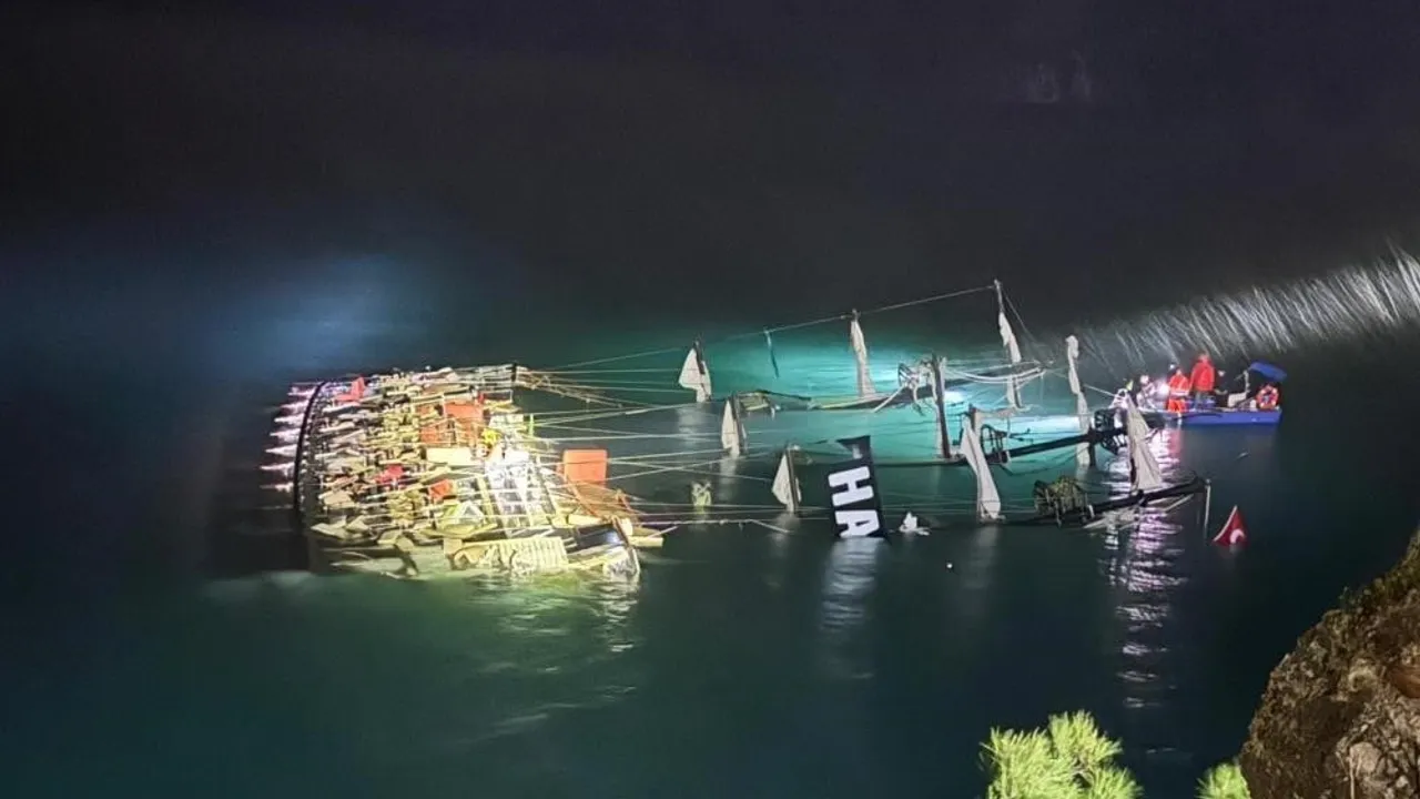 Fethiye Ölüdeniz'de Tur Teknesi Kayalıklara Çarptı: 59 Yaşındaki Kişinin Cesedine Ulaşıldı