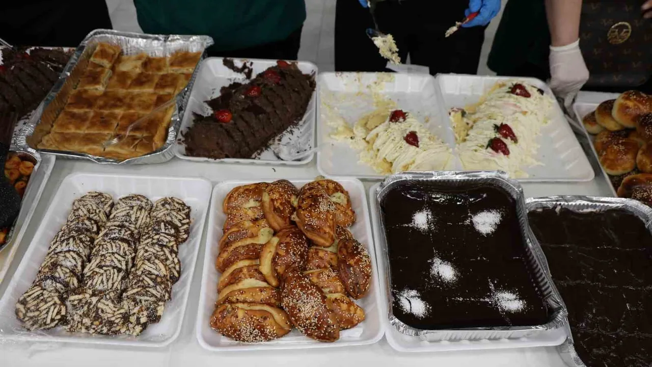 Fırat Üniversitesi'nde vize öncesi öğrencilere 150 çeşit ev yemeği ikramı