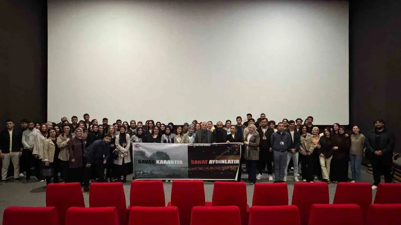 Fırat Üniversitesi öğrencilerinden "Savaş Karartır, Sanat Aydınlatır" barış projesi