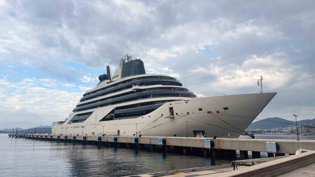 Four Seasons 1, 137 yolcu ve 223 personelle Bodrum Limanı'na yanaştı