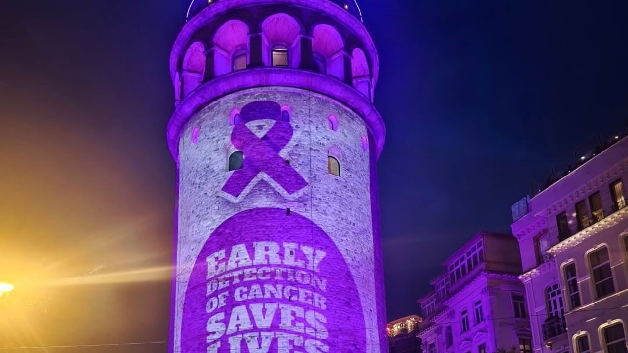 Galata Kulesi'ne "Kanserde Erken Teşhis Hayat Kurtarır" mesajı yansıtıldı