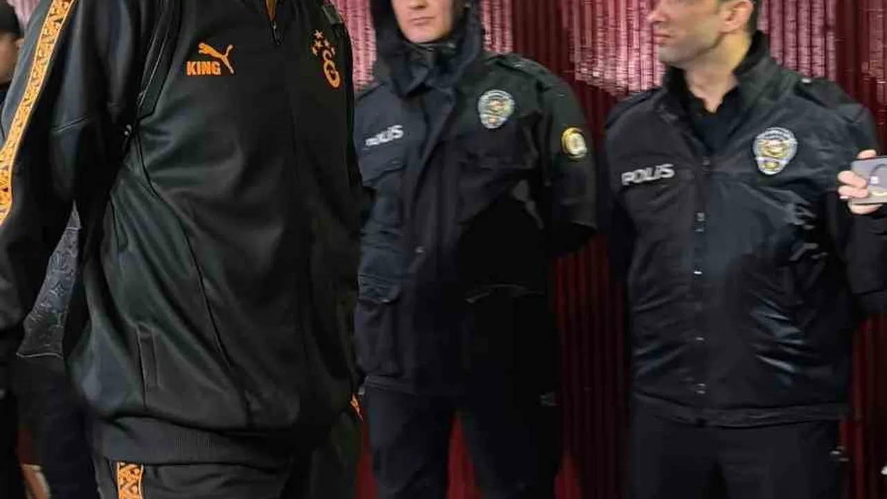 Galatasaray özel uçakla Trabzon'a geldi: Trabzonspor maçı öncesi kadro açıklandı