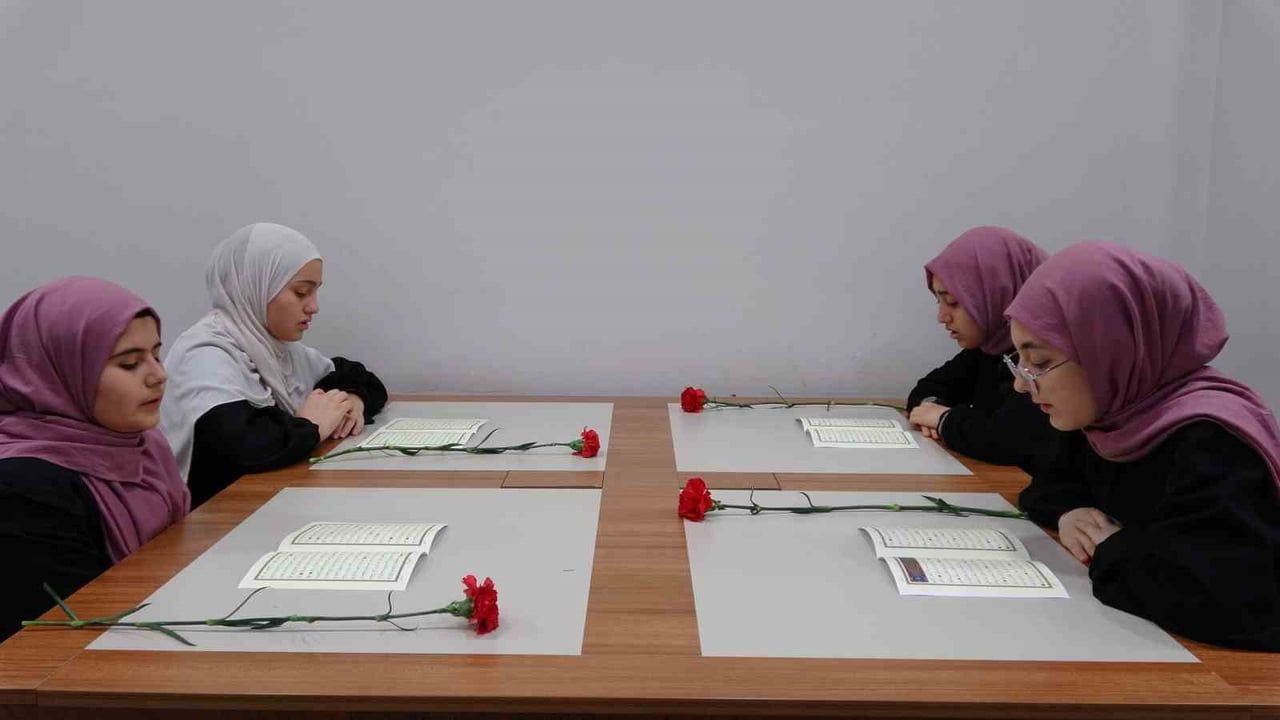 Gaziantep’te 302 öğrenci aynı anda Kur’an-ı Kerim hatmi gerçekleştirdi