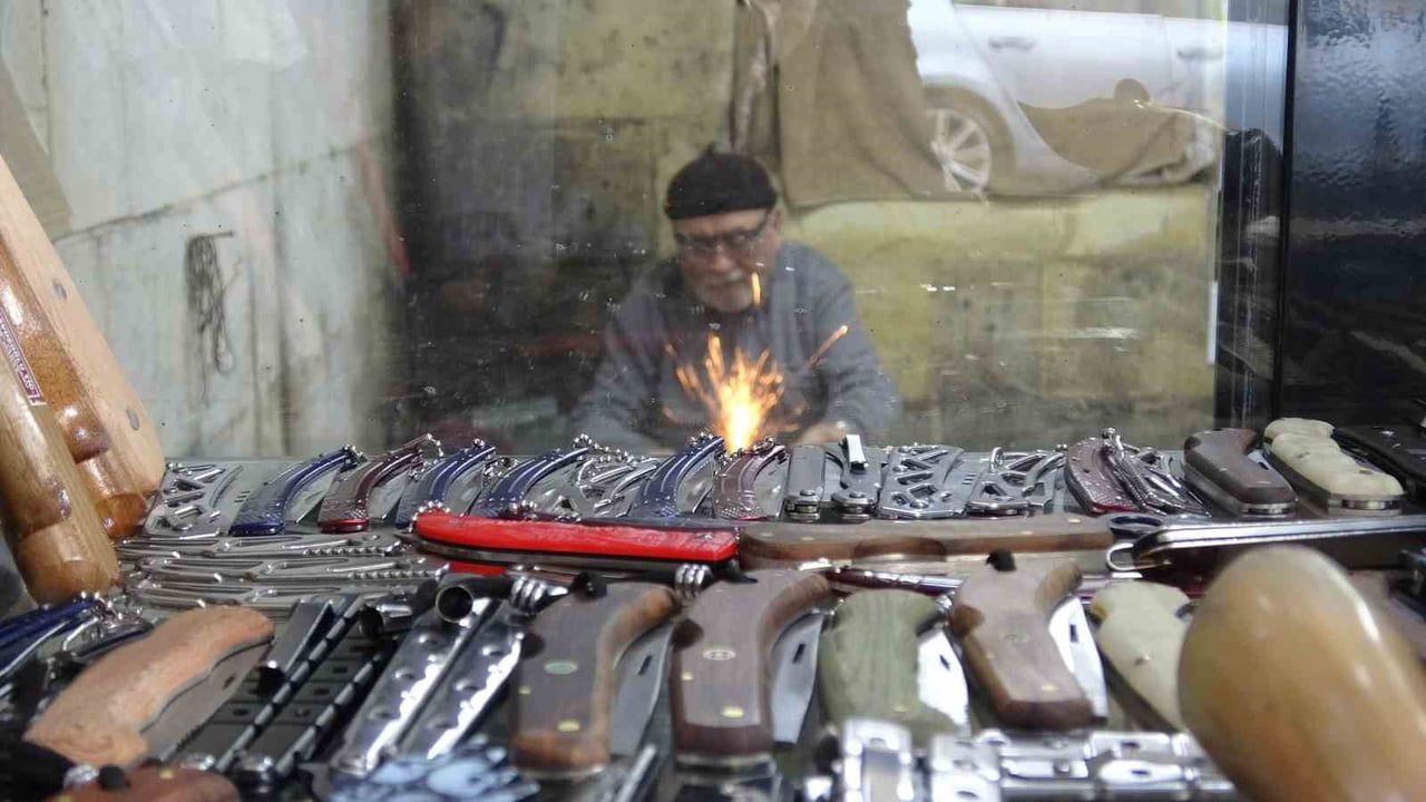 Gaziantep'te 5 metrekarelik dükkanda 67 yıldır bıçakçılık yapan usta