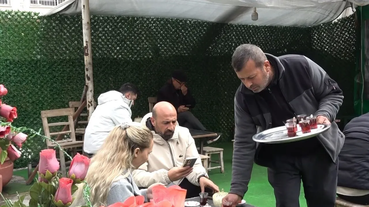 Gaziantep’te 52 yıldır çaycılık yapan Aladdin Demir, 5 metrekarelik dükkanda muhabbetle demliyor