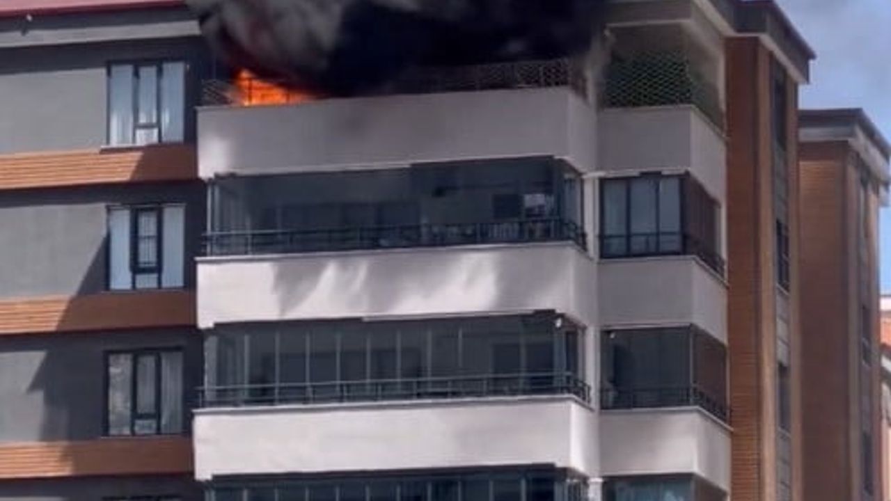Gaziantep'te 8 katlı binanın en üst katında çıkan balkon yangını söndürüldü