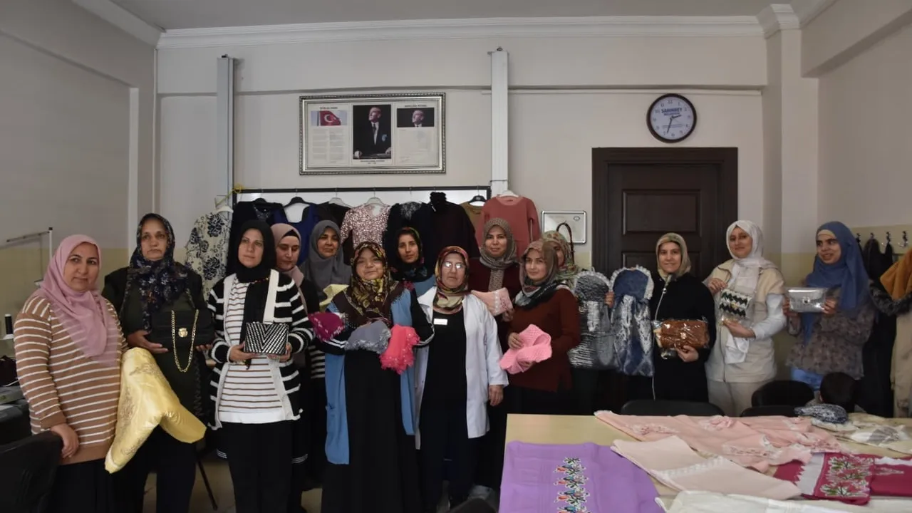 Gaziantep’te atık kumaşlar dikiş kurslarında değerlendiriliyor, kadınlar aile ekonomisine katkı sağlıyor