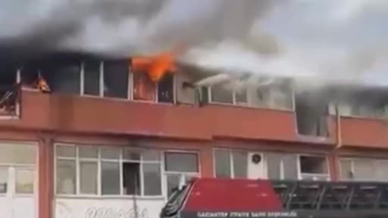 Gaziantep'te ayakkabı imalathanesinde yangın, itfaiye müdahalesiyle söndürüldü