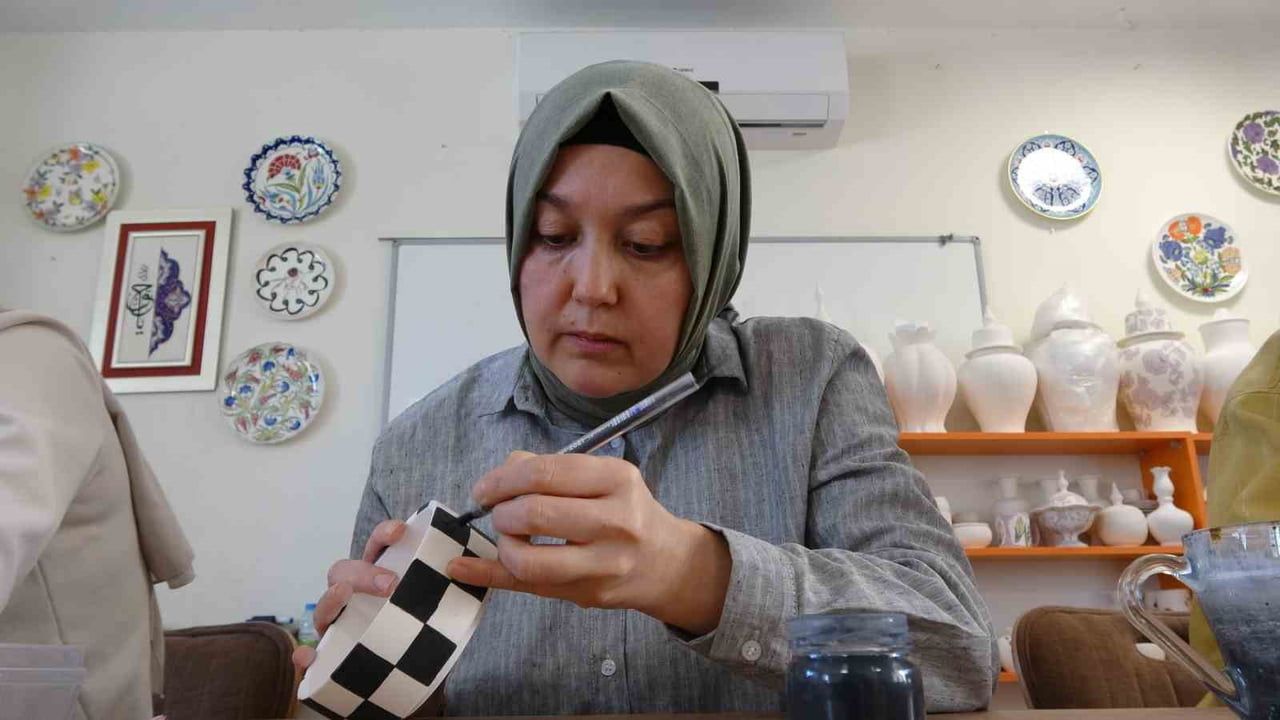 Gaziantep'te Çini Kursu: Kadınlar Geleneksel Sanatı Öğrenip Aile Ekonomisine Katkı Sağlıyor