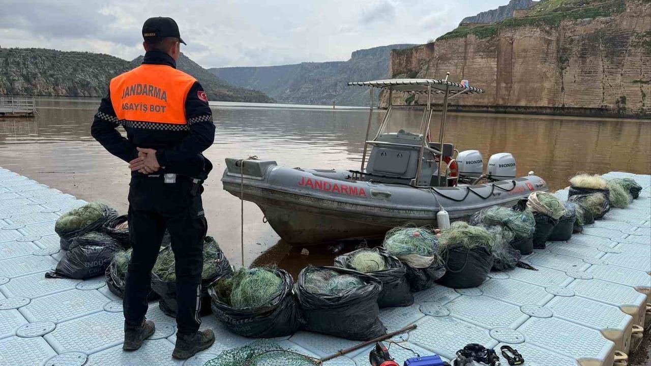 Gaziantep'te Fırat Nehri'nde ağ ile avlanan 5 kişi suçüstü yakalandı