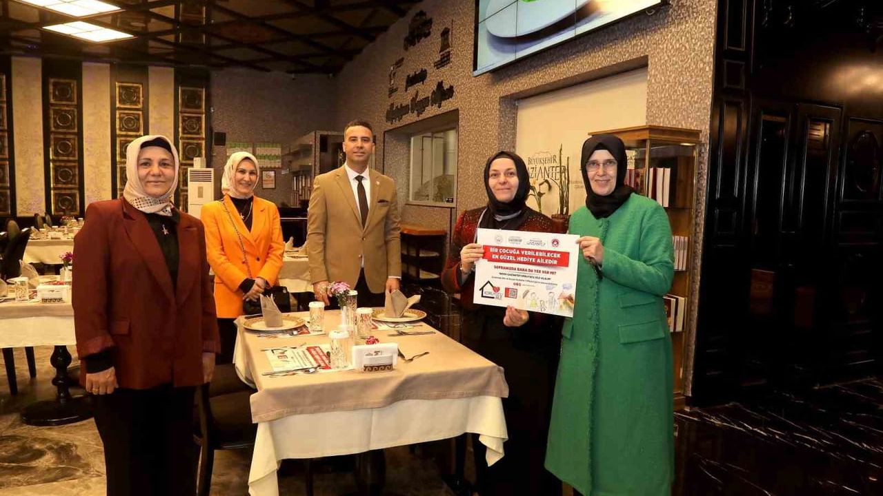Gaziantep'te 'Haydi Gaziantep Koruyucu Aile Olalım' ve 'Sofranda Bana da Yer Var mı?' yemek altlıkları tanıtıldı