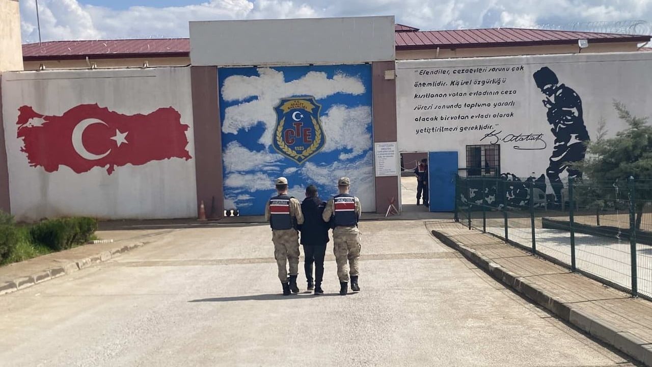 Gaziantep'te hırsızlıktan 22 yıl 6 ay kesinleşmiş hapis cezasıyla aranan T.A. yakalandı