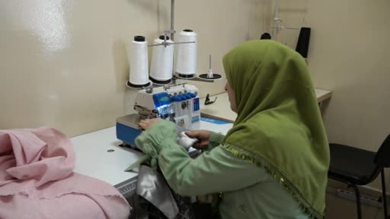 Gaziantep'te kadınlar atık kumaşları mesleğe ve aile ekonomisine dönüştürüyor