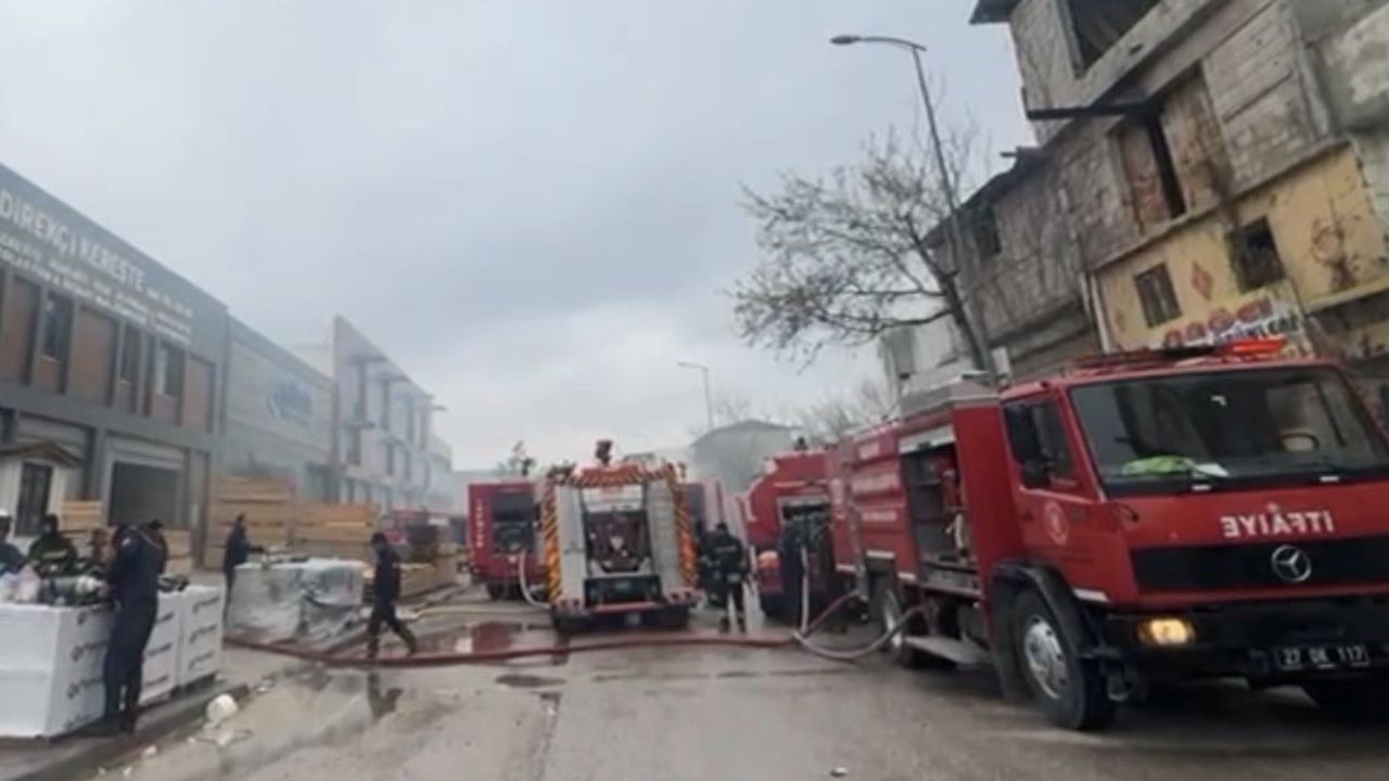 Gaziantep’te kereste imalathanesinde yangın; itfaiye 15 araç ve 43 personelle müdahale etti