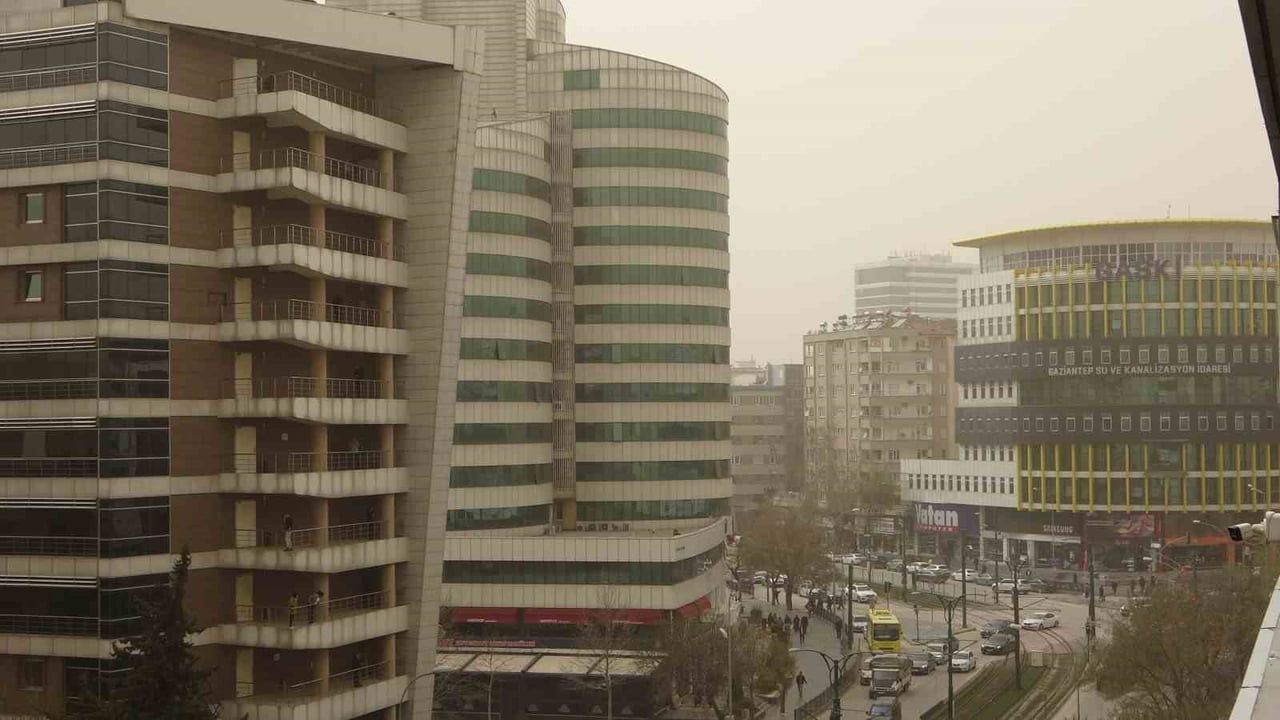 Gaziantep'te Libya kaynaklı toz taşınımı şehirde etkili oldu