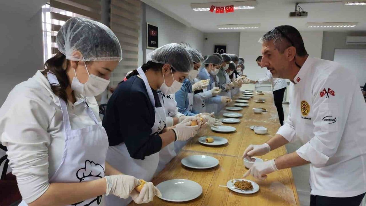 Gaziantep’te öğrenciler içli köfte atölyesinde gastronomi mirasını öğrendi
