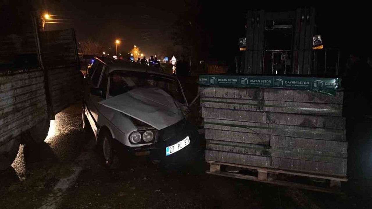 Gaziantep'te yük indiren forklifte otomobil çarptı: 4 yaralı