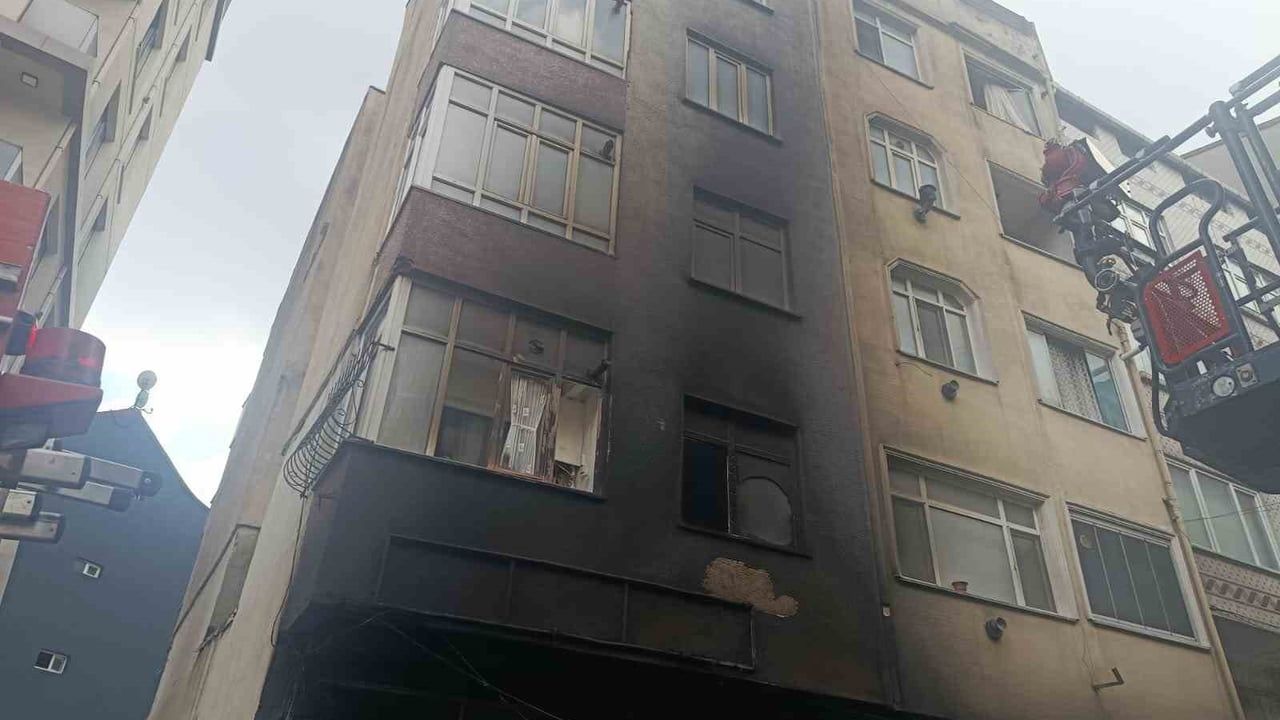 Gaziosmanpaşa'da hurdacıda yangın: İtfaiye müdahalesiyle kontrol altına alındı