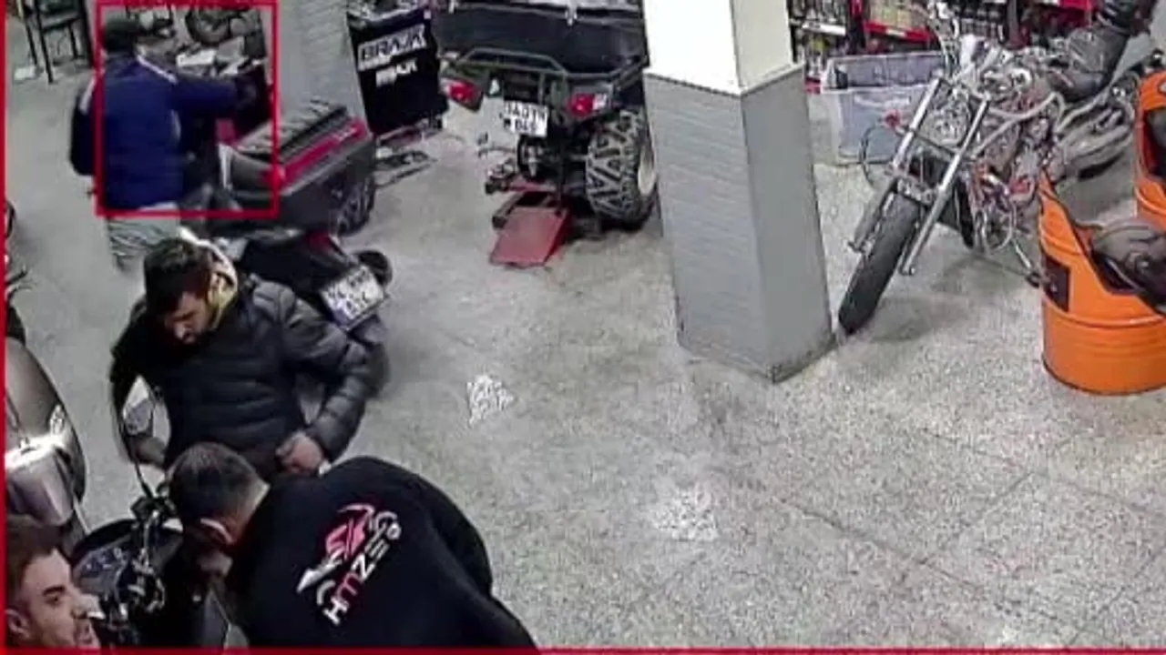 Gaziosmanpaşa'da tamir halindeki motosiklette yangın çıktı; çalışanlar müdahale etti