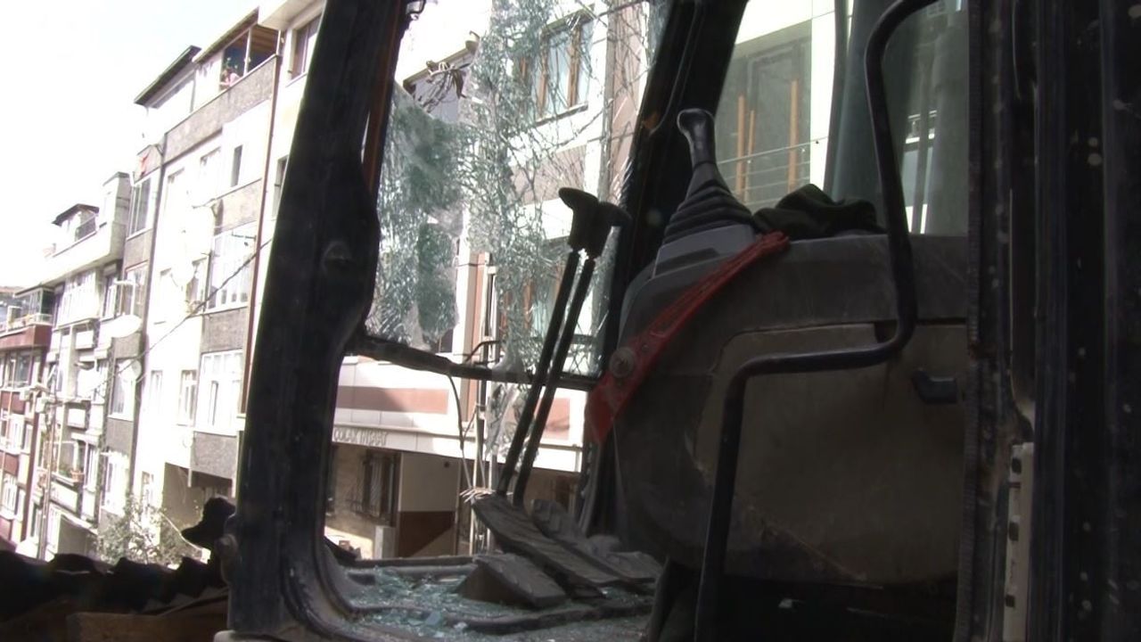 Gaziosmanpaşa'da yıkımdan kopan tahta parçası kepçe operatörünü yaraladı