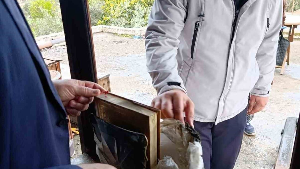 Gazipaşa'da ev yangını: Eşyalar küle dönerken Kur'an-ı Kerim sağlam kaldı