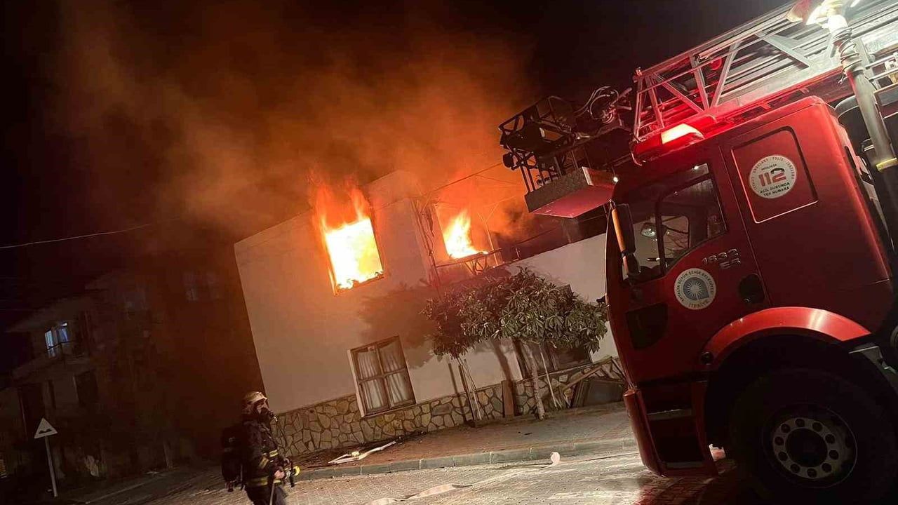 Gazipaşa’da iki katlı evde yangın: Dumandan etkilenen iki çocuk hastaneye kaldırıldı