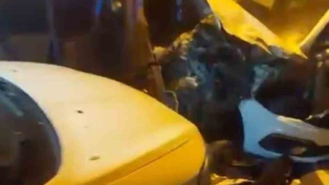 Gebze'de otomobil 4 araca çarpıp markete girdi; sürücü yaralandı