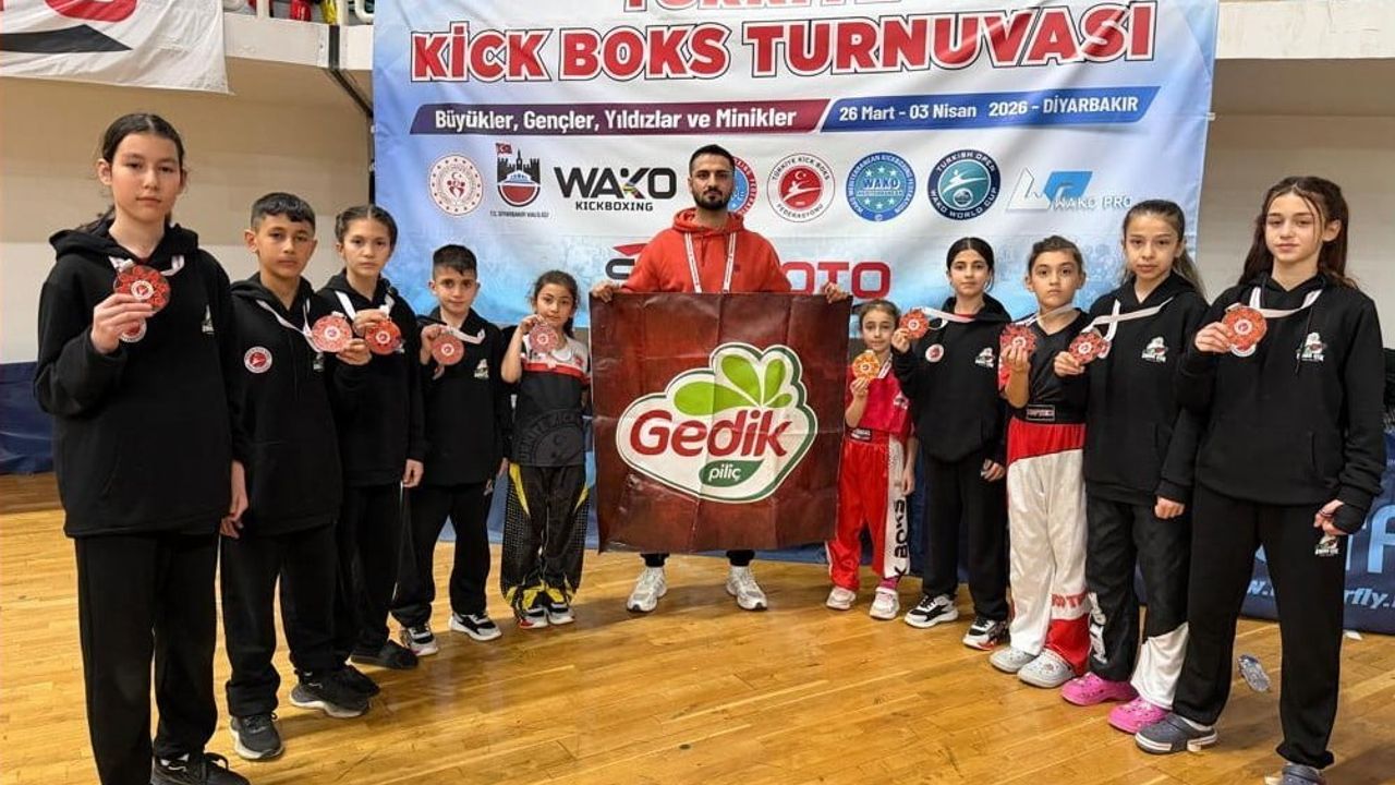 Gedik Piliç destekli Emre Çek Spor Kulübü, Türkiye Kickboks Şampiyonası'nda 10 madalya kazandı