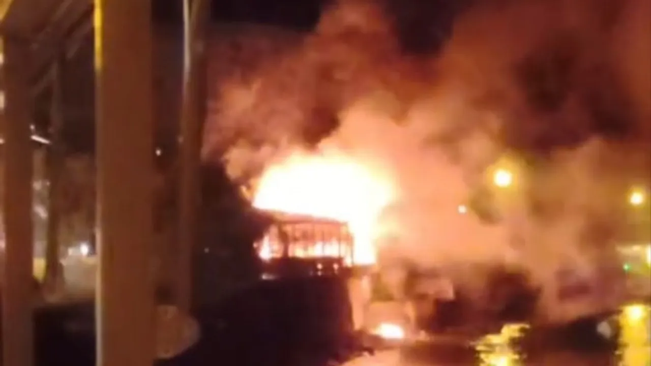 Gemlik Kurşunlu Sahili'nde gece yarısı kafe yangını kontrol altına alındı