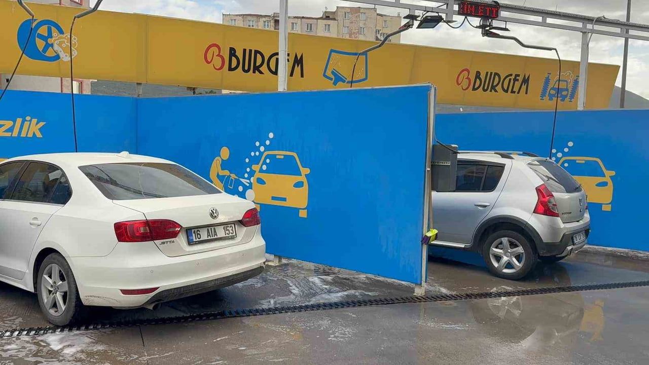 Gemlik'te Gece Yağan Çamur Hayatı Etkiledi: Sabah Oto Yıkama Kuyrukları Oluştu