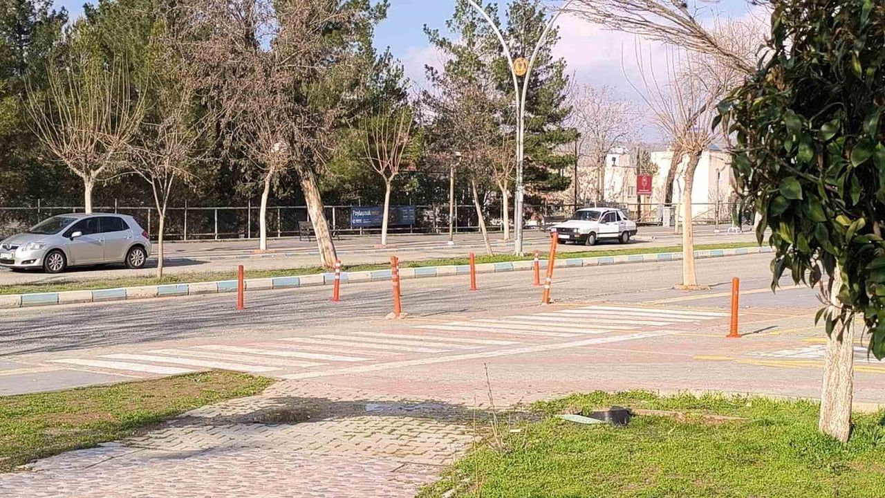 Gercüş’te Kazım Koyuncu Bulvarı’ndaki eğitim dubaları trafik akışını zorluyor