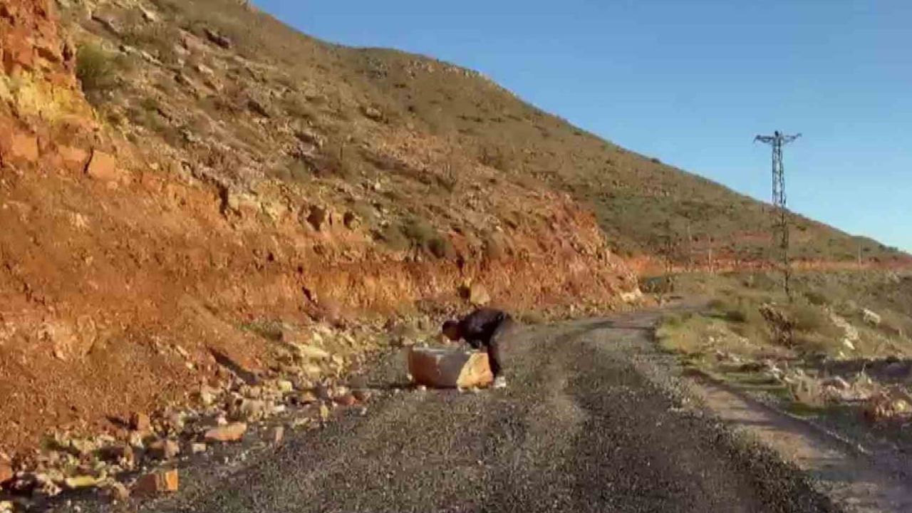 Gercüş'te Öğretmen Yalçın Yıldız, Yolu Kapatan Kayaları Temizleyerek Trafiği Sağladı