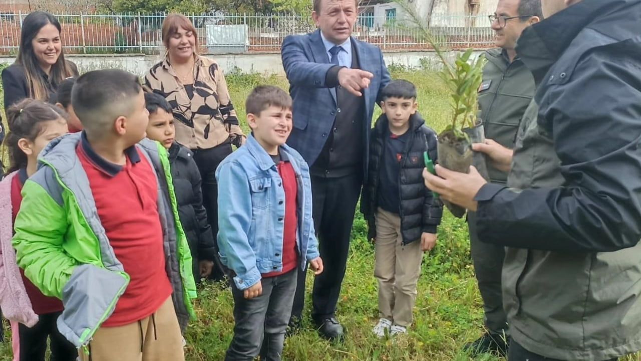 Germencik’te özel eğitim öğrencileri Orman Haftası’nda fidan dikti