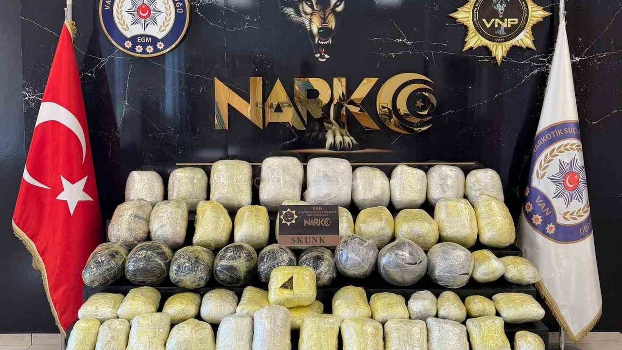 Gevaş'ta durdurulan kamyonda 74 kilo 320 gram uyuşturucu ele geçirildi