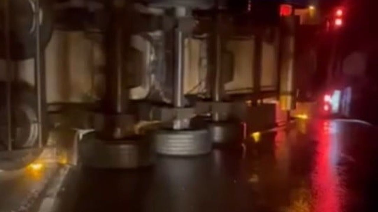 Geyve'de D-650'de 3 Tırlı Zincirleme Kaza: Bilecik İstikameti Kapandı