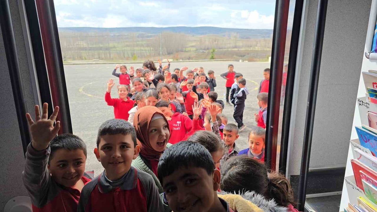 Gezici Kütüphane Çalatlı’da: 3 binden fazla kitap öğrencilerle buluştu