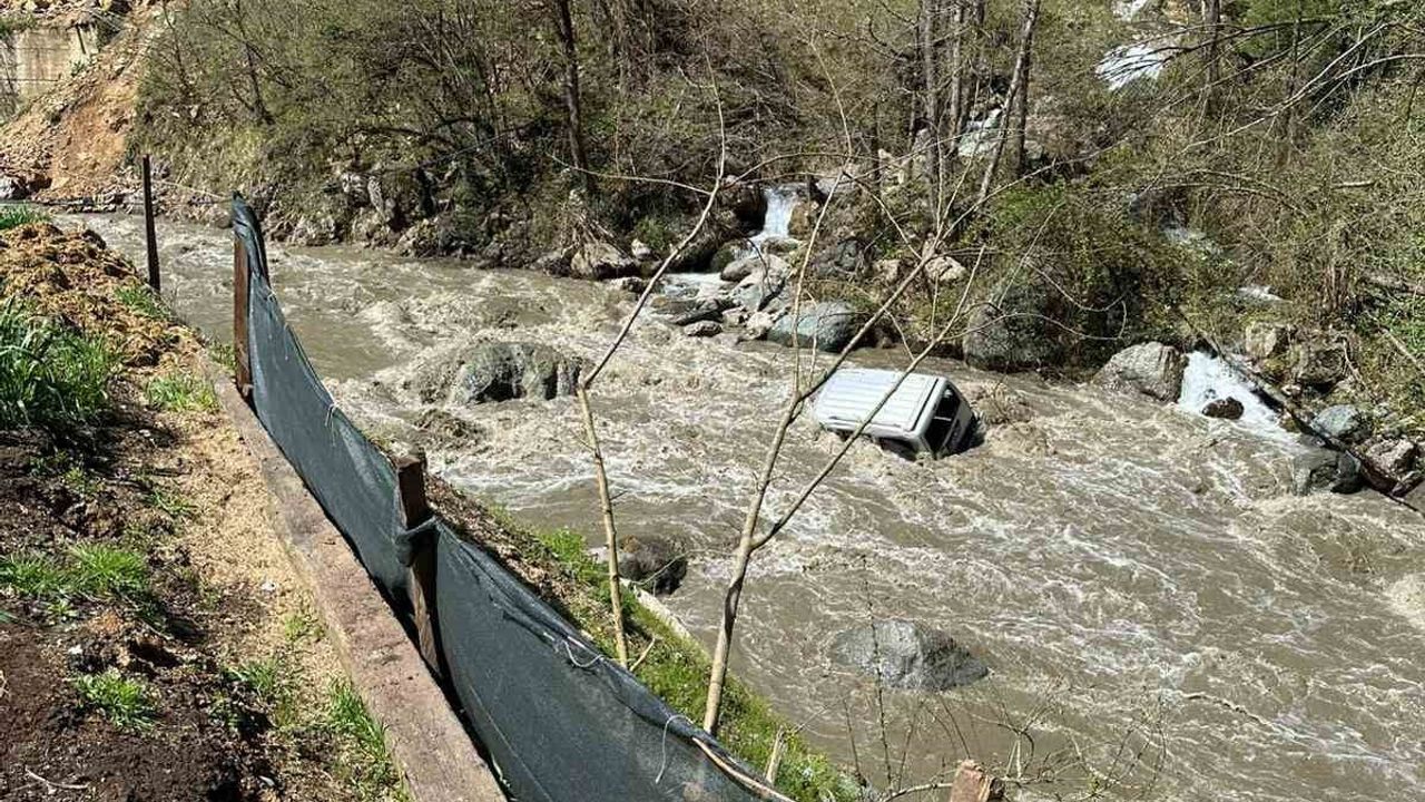 Giresun'da hafif ticari araç dereye düştü: 19 yaşındaki sürücü hayatını kaybetti